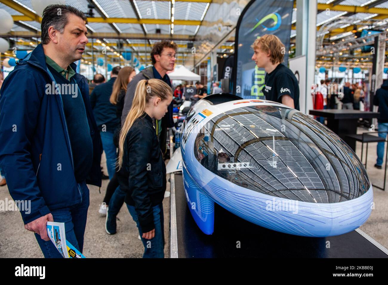 Les gens sont à la recherche d'un véhicule solaire, pendant le festival de la journée à Amsterdam, sur 23 novembre 2019. (Photo par Romy Arroyo Fernandez/NurPhoto) Banque D'Images