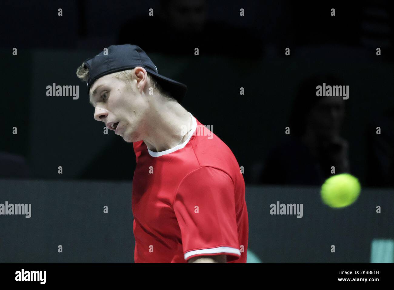 Denis Shapovalov du Canada joue dans son match de singles semi-final contre Karen Khaschanov de Russie pendant le sixième jour de la coupe Davis 2019 à la Caja Magica sur 23 novembre 2019 à Madrid, en Espagne. (Photo par Oscar Gonzalez/NurPhoto) Banque D'Images