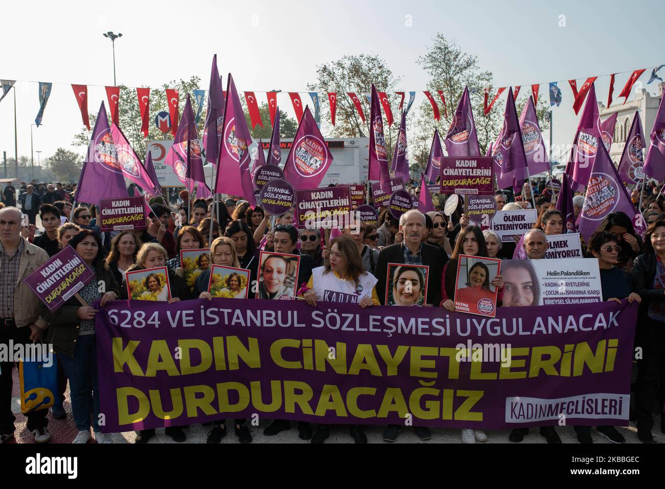 Le 24 novembre 2019, à Istanbul, en Turquie, les femmes ont protesté contre la violence à l'égard des femmes. Face aux meurtres et à la violence, les défenseurs des droits des femmes exigent des réglementations qui protégeront les femmes, réduiront les décès suspects qui conduisent les femmes au suicide et limiteront les réductions criminelles aux auteurs. (Photo par Erhan Demirtas/NurPhoto) Banque D'Images