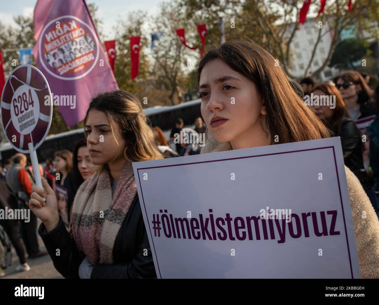 Le 24 novembre 2019, à Istanbul, en Turquie, les femmes ont protesté contre la violence à l'égard des femmes. Face aux meurtres et à la violence, les défenseurs des droits des femmes exigent des réglementations qui protégeront les femmes, réduiront les décès suspects qui conduisent les femmes au suicide et limiteront les réductions criminelles aux auteurs. (Photo par Erhan Demirtas/NurPhoto) Banque D'Images