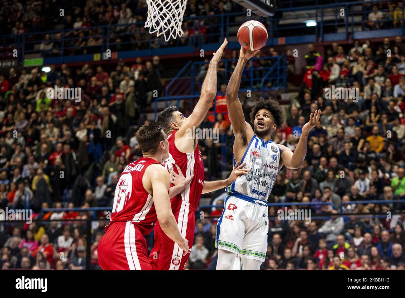 Dwayne Ewans (#11 Banco di Sardegna Sassari) en action lors de la ligue italienne de basket-ball 2019/2020 LBA saison régulière Round 10 match entre AX Armani Exchange Milan et Banco di Sardegna Sassari au Forum Mediolanum sur 23 novembre 2019 à Assago Milan, Italie. (Photo de Roberto Finizio/NurPhoto) Banque D'Images