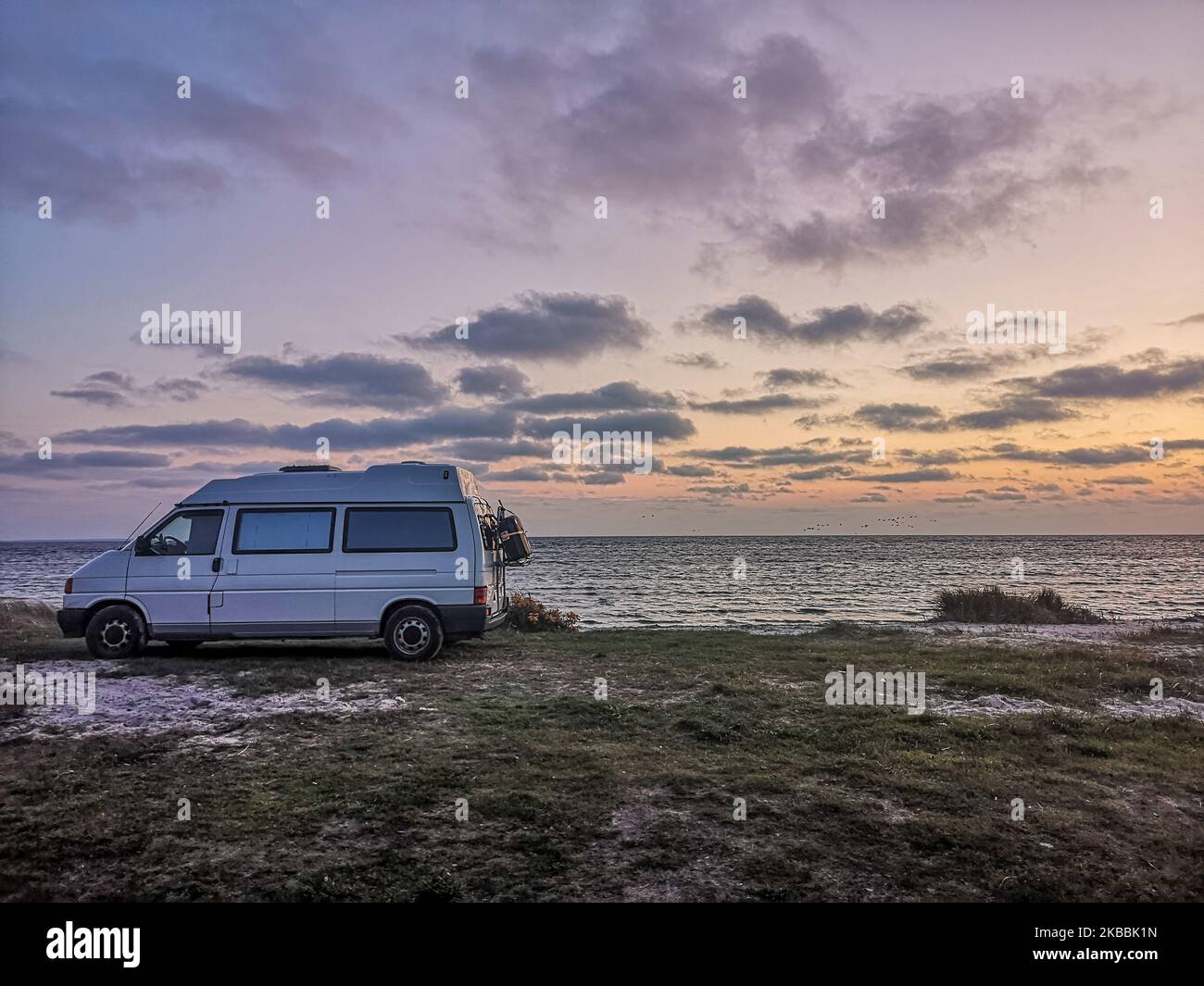 Volkswagen transporter T4 autoconverti camionnette de camping au lever du soleil sur la côte de Puck Bay (mer Baltique) - une partie de la zone de protection de la nature Natura 2000 est vue à Oslonino, Pologne, le 23 novembre 2019 (photo par Michal Fludra/NurPhoto) Banque D'Images