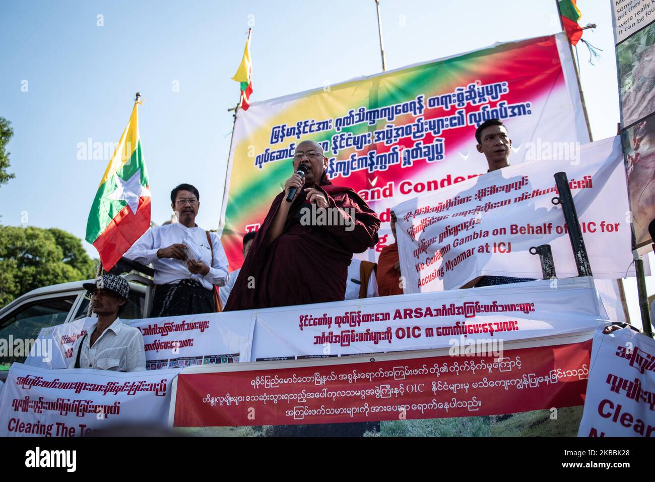 U Pamaukkha, moine ultra-nationaliste, prononce un discours lors d'une protestation contre la nation ouest-africaine, la Gambie, qui a récemment déposé une affaire devant la Cour internationale de Justice, accusant le Myanmar d'un génocide contre la population musulmane Rohingya à Yangon, au Myanmar, sur 25 novembre 2019. (Photo de Shwe Paw Mya Tin/NurPhoto) Banque D'Images