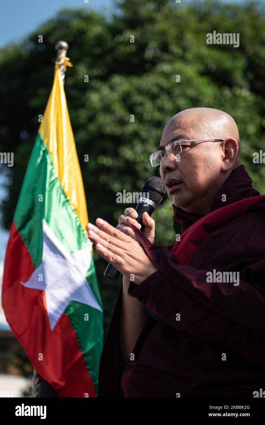 U Pamaukkha, moine ultra-nationaliste, prononce un discours lors d'une protestation contre la nation ouest-africaine, la Gambie, qui a récemment déposé une affaire devant la Cour internationale de Justice, accusant le Myanmar d'un génocide contre la population musulmane Rohingya à Yangon, au Myanmar, sur 25 novembre 2019. (Photo de Shwe Paw Mya Tin/NurPhoto) Banque D'Images