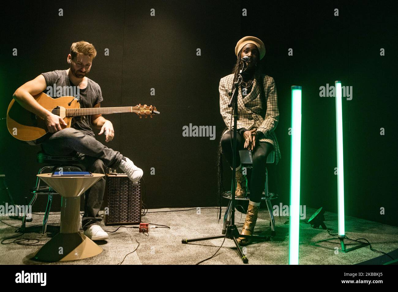 LOUS ET LE YAKUZA vivent au cours d'un spectacle acoustique chez Sony Music Italia, pour présenter son projet et ses nouveaux singles bientôt sortis. 25 novembre 2019 à Milan, Italie (photo de Mairo Cinquetti/NurPhoto) Banque D'Images