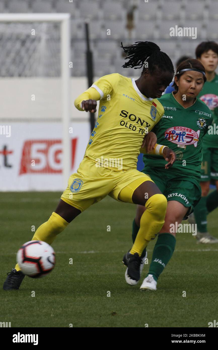 Narumi Miura od Nippon TV Beleza et Tabatha Chawinga de Jiangsu Suning Ladies football Club action lors d'un championnat de club féminin 2019-FIFA/AFC Pilot Tournamant Nippon TV Beleza V Jiangsu Suning Ladies football Club au Yongin Citizens Sports Park à Yongin, Corée du Sud, sur 26 novembre 2019. (Photo de Seung-il Ryu/NurPhoto) Banque D'Images