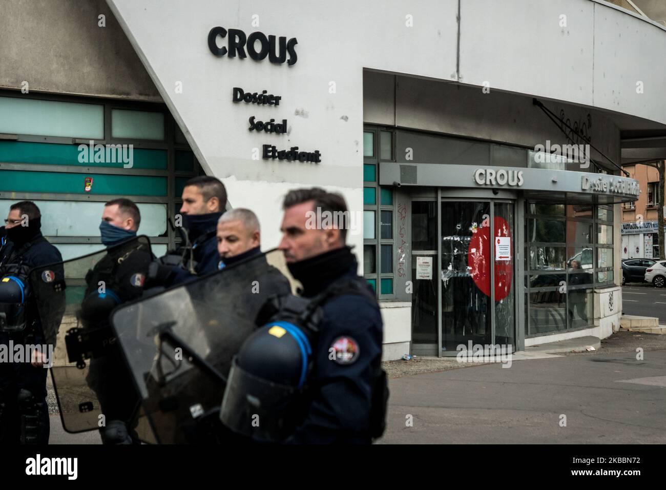 Manifestation contre la précarité et les problèmes financiers des étudiants à Lyon, France, sur 26 novembre 2019. Plusieurs rassemblements ont été organisés dans toute la France à l'appel des syndicats des Solidaires Etudiants. Le mouvement de protestation contre la précarité fait suite à la tentative de suicide d'un étudiant de Lyon sur 8 novembre 2019 devant les bureaux du Crous. (Photo de Nicolas Liponne/NurPhoto) Banque D'Images