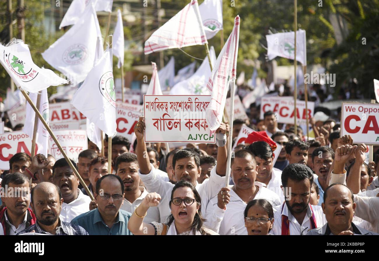 Les militants Asom Jatiyatabadi Yuba Chatra Parishad (AJYCP) prennent une procession pour protester contre le projet de loi d'amendement de la citoyenneté 2016 à Guwahati, Assam, Inde, le mercredi 27 novembre 2019. (Photo de David Talukdar/NurPhoto) Banque D'Images