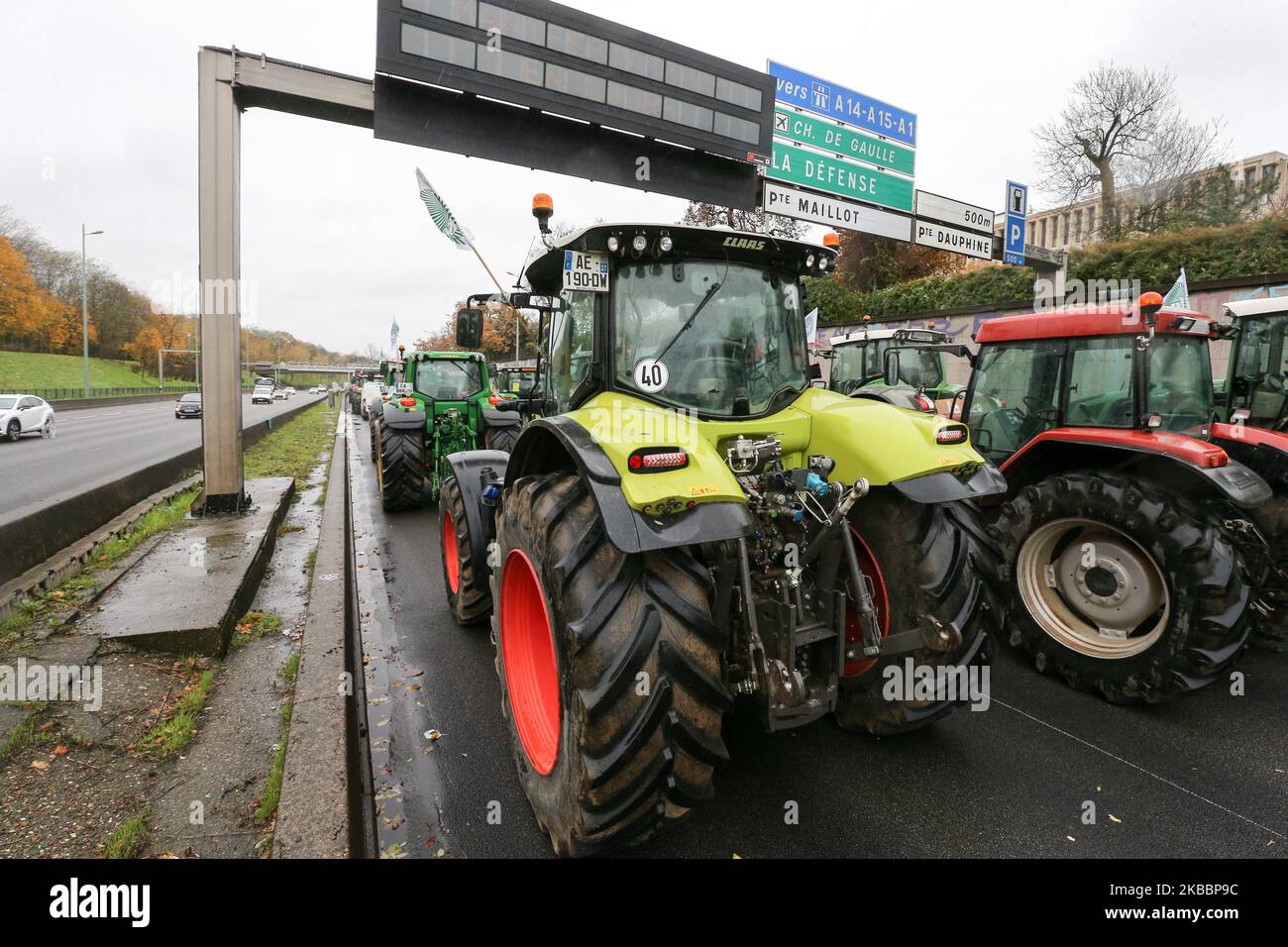 Les agriculteurs français dirigent leurs tracteurs sur le périphérique  parisien de la porte Dauphine à Paris sur 27 novembre 2019, lors d'une  manifestation contre la politique gouvernementale. Des centaines  d'agriculteurs français sont