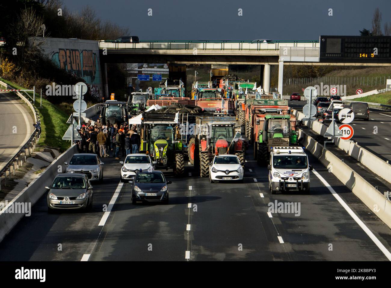 Les agriculteurs manifestent lors d'une journée nationale d'action contre leurs bas salaires pour leur travail en bloquant l'autoroute A6 au nord de Lyon, en France, le 27 novembre 2019. (Photo de Nicolas Liponne/NurPhoto) Banque D'Images