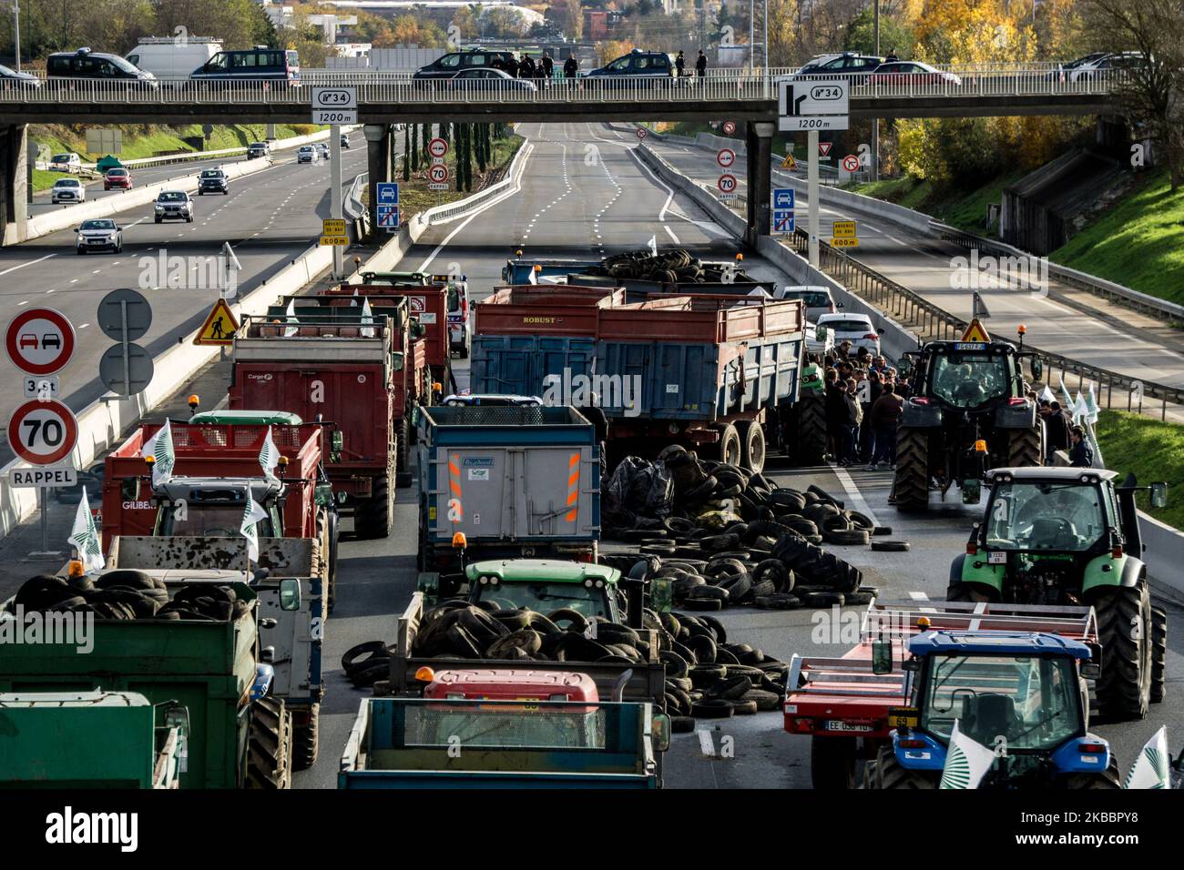 Les agriculteurs manifestent lors d'une journée nationale d'action contre leurs bas salaires pour leur travail en bloquant l'autoroute A6 au nord de Lyon, en France, le 27 novembre 2019. (Photo de Nicolas Liponne/NurPhoto) Banque D'Images