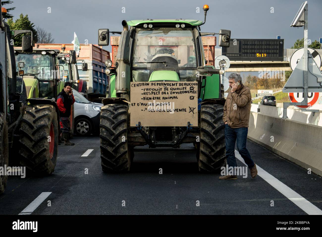 Les agriculteurs manifestent lors d'une journée nationale d'action contre leurs bas salaires pour leur travail en bloquant l'autoroute A6 au nord de Lyon, en France, le 27 novembre 2019. (Photo de Nicolas Liponne/NurPhoto) Banque D'Images