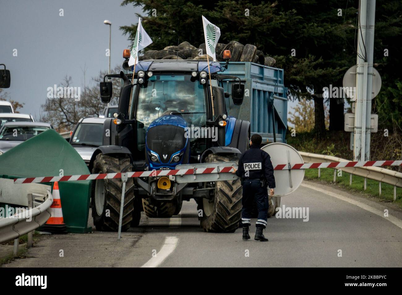 Les agriculteurs manifestent lors d'une journée nationale d'action contre leurs bas salaires pour leur travail en bloquant l'autoroute A6 au nord de Lyon, en France, le 27 novembre 2019. (Photo de Nicolas Liponne/NurPhoto) Banque D'Images