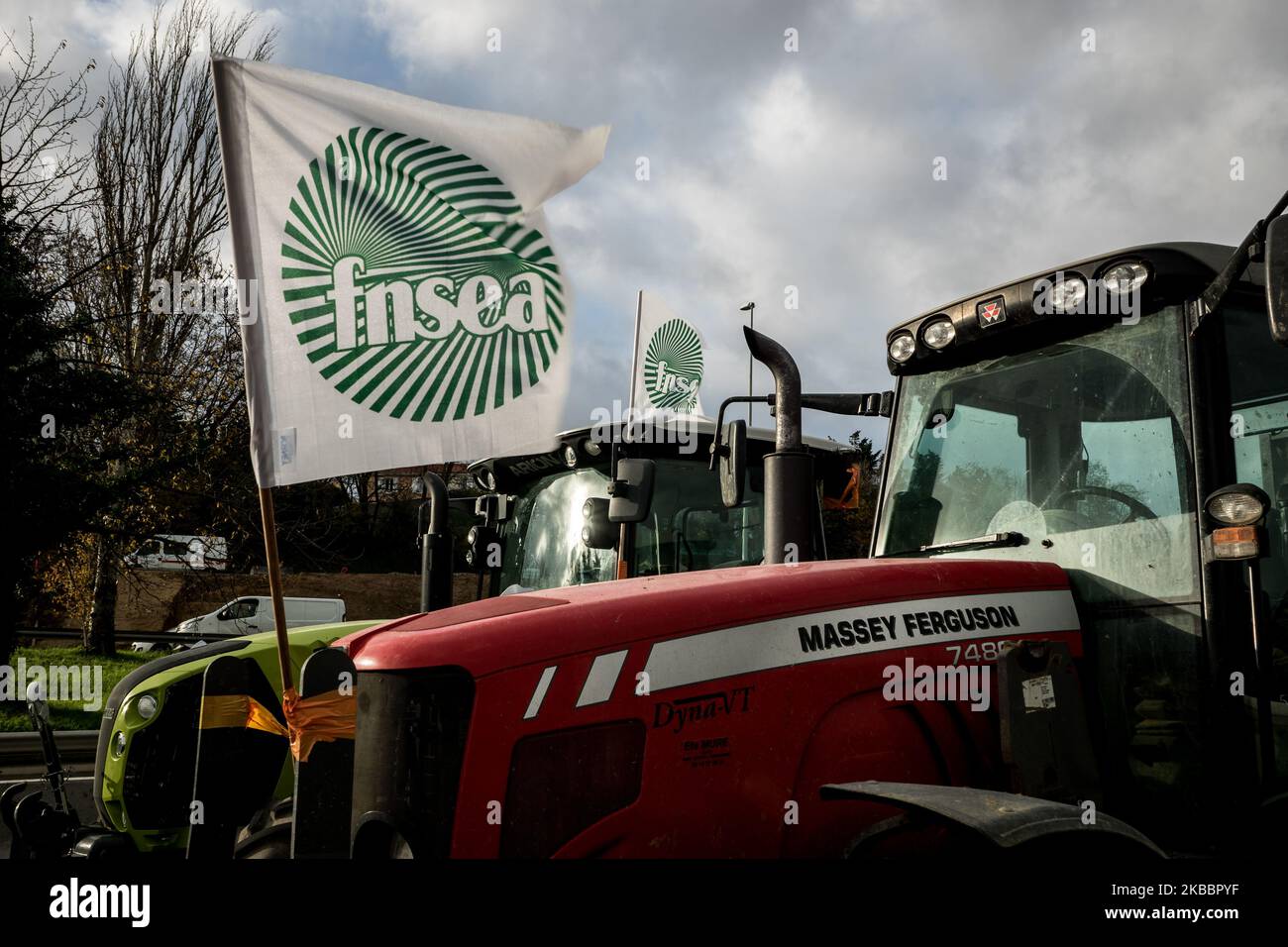 Les agriculteurs manifestent lors d'une journée nationale d'action contre leurs bas salaires pour leur travail en bloquant l'autoroute A6 au nord de Lyon, en France, le 27 novembre 2019. (Photo de Nicolas Liponne/NurPhoto) Banque D'Images