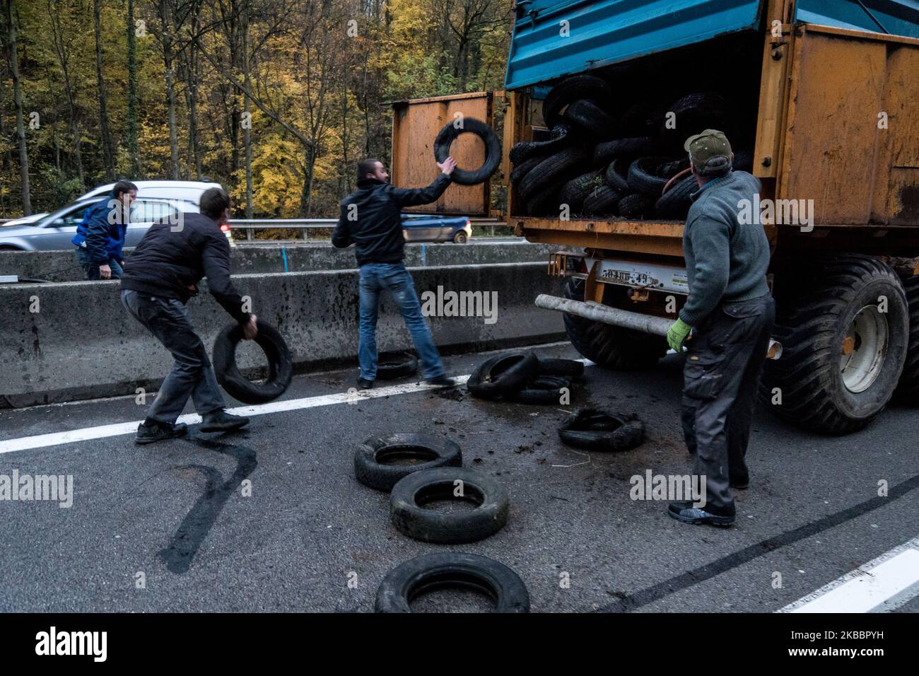 Les agriculteurs manifestent lors d'une journée nationale d'action contre leurs bas salaires pour leur travail en bloquant l'autoroute A6 au nord de Lyon, en France, le 27 novembre 2019. (Photo de Nicolas Liponne/NurPhoto) Banque D'Images
