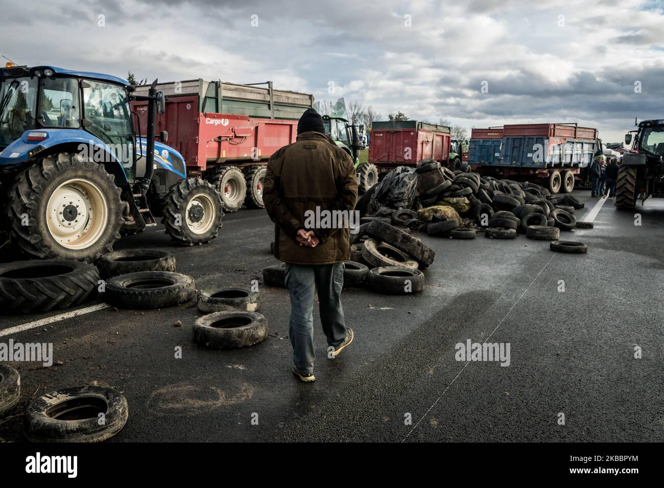 Les agriculteurs manifestent lors d'une journée nationale d'action contre leurs bas salaires pour leur travail en bloquant l'autoroute A6 au nord de Lyon, en France, le 27 novembre 2019. (Photo de Nicolas Liponne/NurPhoto) Banque D'Images