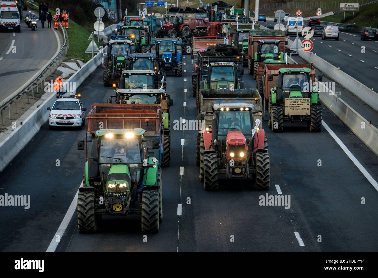Les agriculteurs manifestent lors d'une journée nationale d'action contre leurs bas salaires pour leur travail en bloquant l'autoroute A6 au nord de Lyon, en France, le 27 novembre 2019. (Photo de Nicolas Liponne/NurPhoto) Banque D'Images