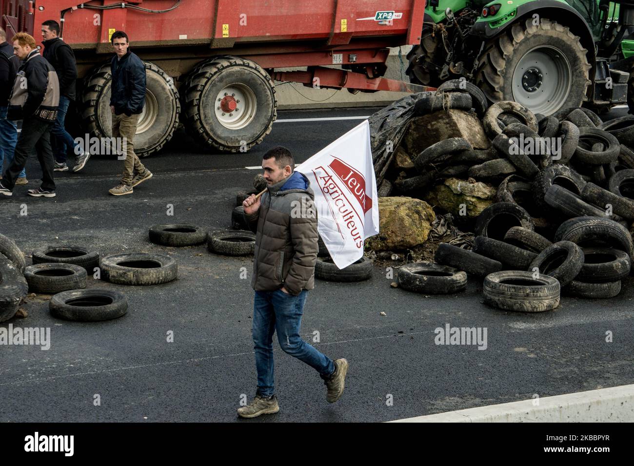 Les agriculteurs manifestent lors d'une journée nationale d'action contre leurs bas salaires pour leur travail en bloquant l'autoroute A6 au nord de Lyon, en France, le 27 novembre 2019. (Photo de Nicolas Liponne/NurPhoto) Banque D'Images