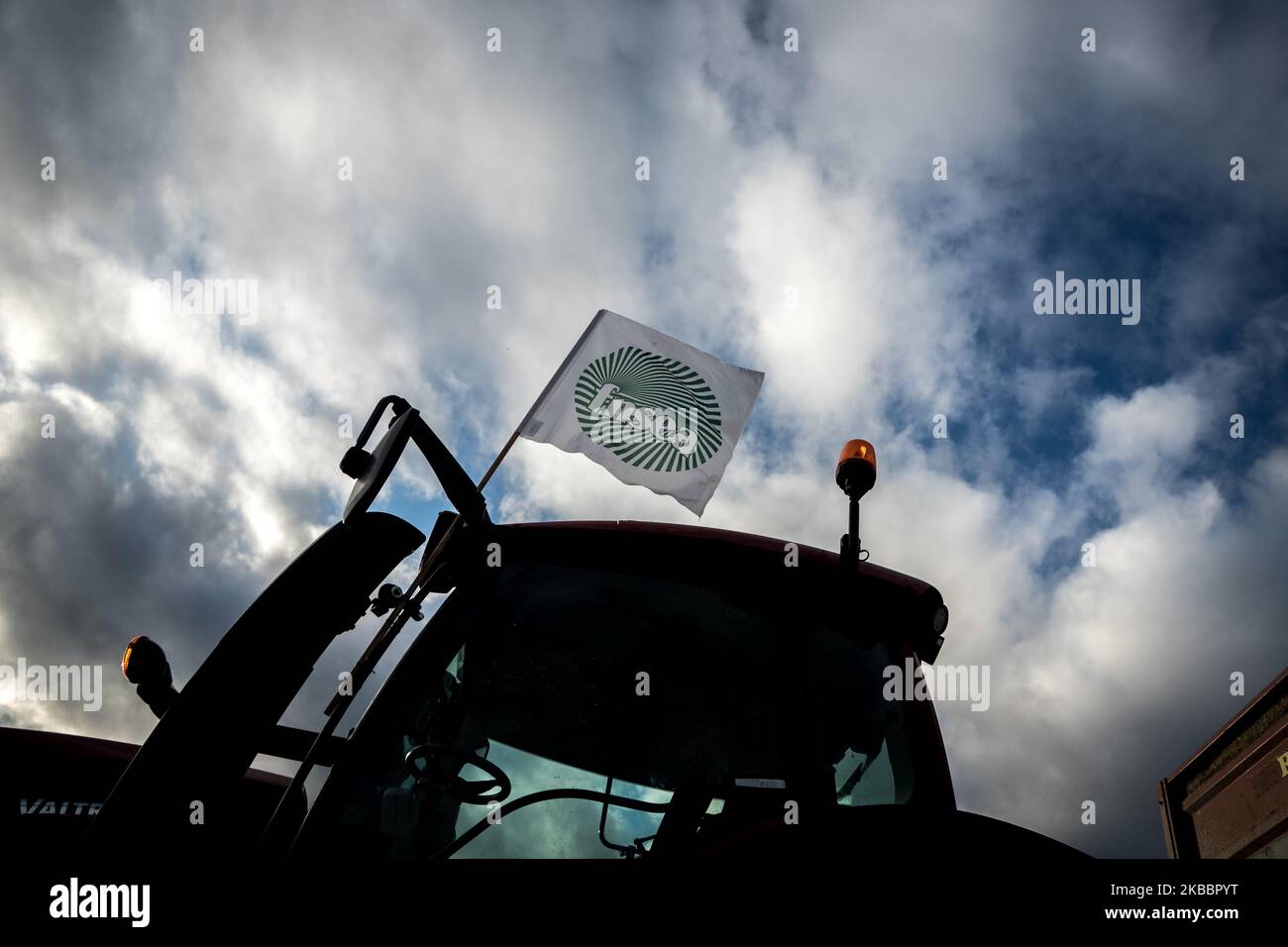 Les agriculteurs manifestent lors d'une journée nationale d'action contre leurs bas salaires pour leur travail en bloquant l'autoroute A6 au nord de Lyon, en France, le 27 novembre 2019. (Photo de Nicolas Liponne/NurPhoto) Banque D'Images