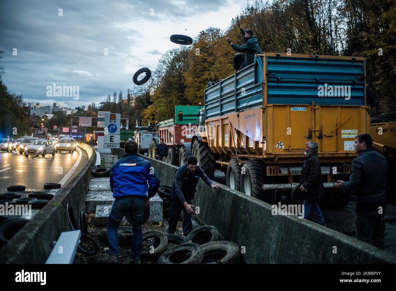 Les agriculteurs manifestent lors d'une journée nationale d'action contre leurs bas salaires pour leur travail en bloquant l'autoroute A6 au nord de Lyon, en France, le 27 novembre 2019. (Photo de Nicolas Liponne/NurPhoto) Banque D'Images