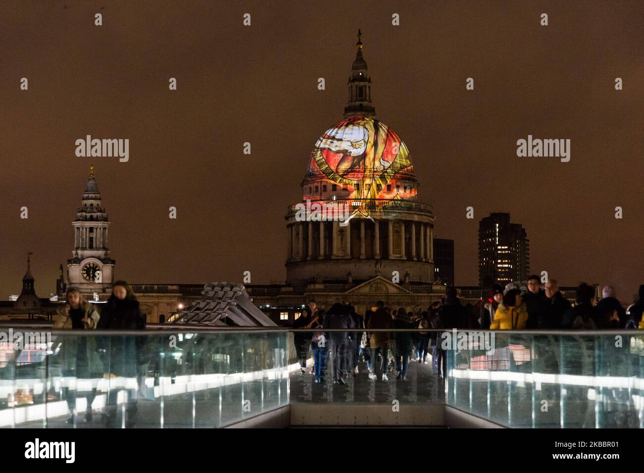 Le dernier chef-d’œuvre de William Blake, « Ancient of Days » (1827), est projeté sur le dôme de la cathédrale Saint-Paul, pour célébrer l’anniversaire de l’artiste le 27 novembre 2019 à Londres, en Angleterre. (Photo de Wiktor Szymanowicz/NurPhoto) Banque D'Images