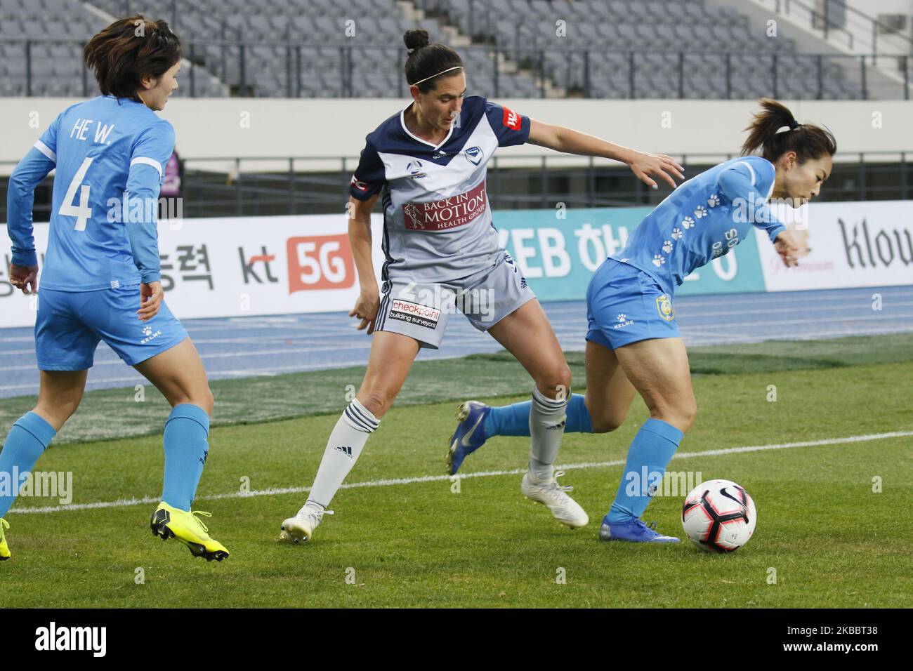 Les joueurs du Jiangsu Suning Ladies football Club of China et la victoire de Melbourne des joueurs australiens jouent lors d'un tournoi pilote FIFA/AFC de championnat de club féminin 2019 au parc des citoyens de Yongin à Yongin, Corée du Sud, sur 28 novembre 2019. Résultat de la comparaison par 1-1, identique. (Photo de Seung-il Ryu/NurPhoto) Banque D'Images