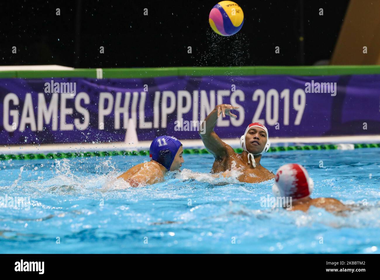 Joueurs en action pendant le match entre l'Indonésie et Singapour pour l'épreuve de water polo des Jeux DE la MER de 30th qui s'est tenue au centre aquatique de la ville de New Clark dans la ville de CAPAS, province de Tarlac, Philippines sur 28 novembre 2019. (Photo de George Calvelo/NurPhoto) Banque D'Images