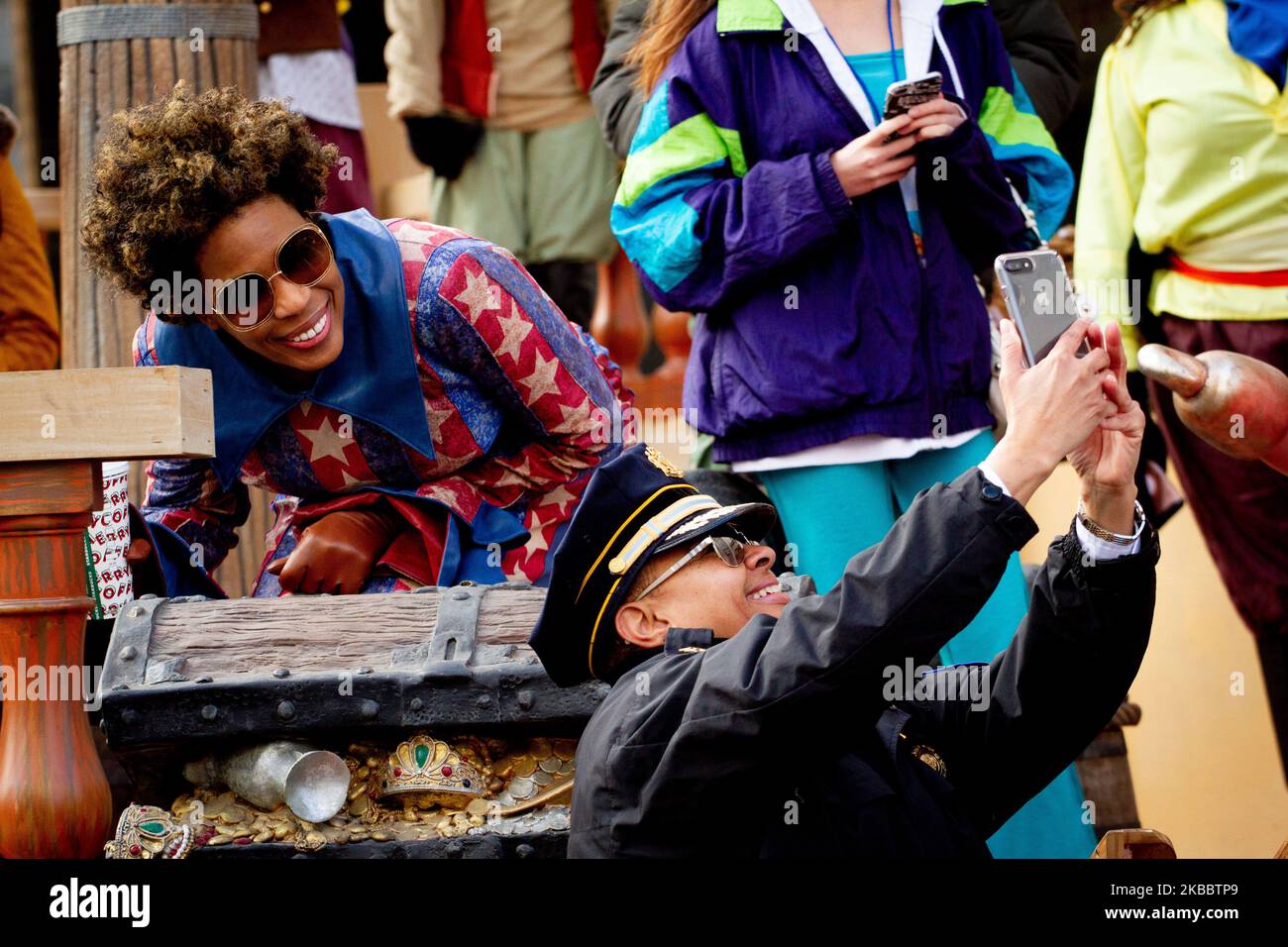 L'artiste de spectacle Macy Gray pose pour un selfie avec un officier de police lors de la parade de Thanksgiving 6ABC à Philadelphie, au 28 novembre 2019. À l'anniversaire de la parade de 100th, de forts vents ont soulevé de gros ballons de la route de la parade, mais le taux de participation était encore considérable sur la promenade Benjamin Franklin de la ville. (Photo de Michael Candelori/NurPhoto) Banque D'Images