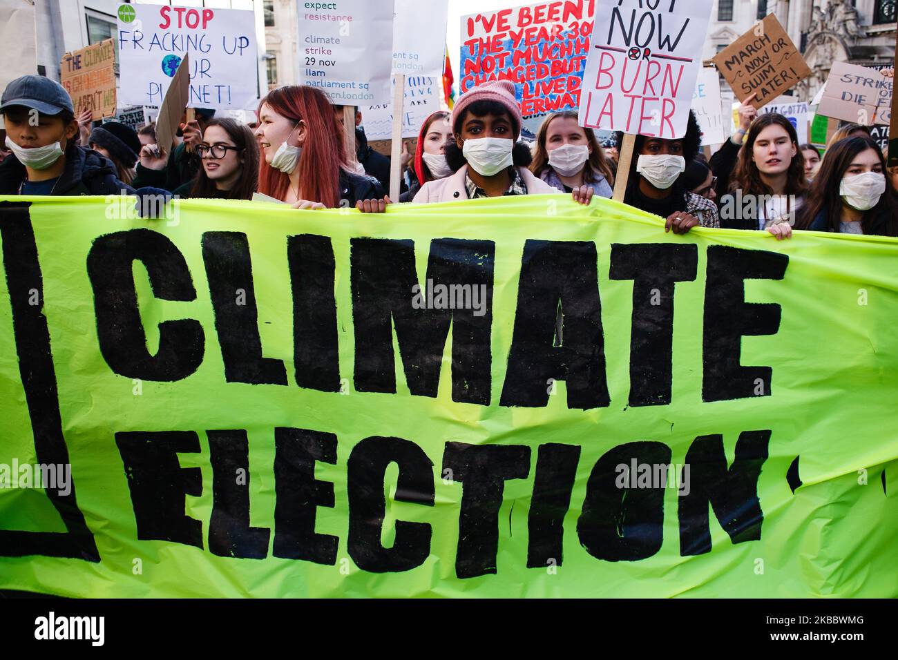 Les activistes marchent derrière une bannière appelant à une "élection climatique" lors de la dernière manifestation "Climate Strike" à Londres, en Angleterre, sur 29 novembre 2019. Les électeurs britanniques se rendent aux urnes lors d'une élection générale qui a lieu dans seulement quelques semaines, sur 12 décembre. La grève climatique d'aujourd'hui arrive à la fin d'une année au cours de laquelle l'activisme climatique a pris le devant de la scène dans les villes du monde entier, mené à la fois par le mouvement d'attaquant « Fridays for future » inspiré par Greta Thunberg et par les activistes de la rébellion contre l'extinction tout aussi mondiale. La semaine prochaine voit les deux semaines COP25 de l'ONU changement climatique C Banque D'Images