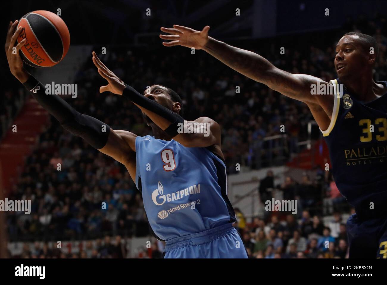 Austin James Hollins (L) de Zenit St Petersbourg et Trey Thompkins du Real Madrid en action pendant le match de basketball de l'Euroligue entre Zenit St Petersbourg et Real Madrid sur 29 novembre 2019 à l'arène de Sibur à Saint-Pétersbourg, en Russie. (Photo de Mike Kireev/NurPhoto) Banque D'Images