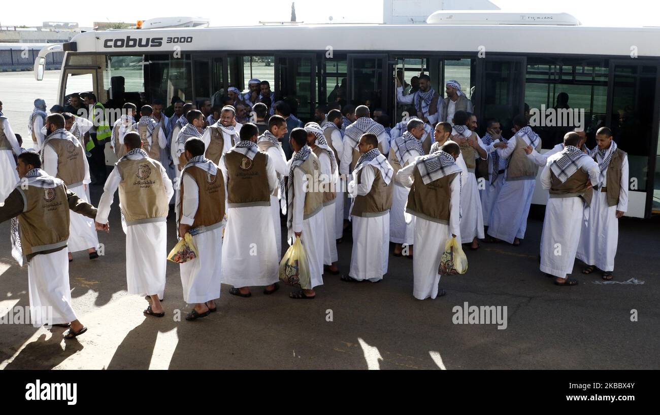 Les détenus houthistes arrivent dans la capitale de Sana'a après avoir été libérés par la coalition conduite par l'Arabie saoudite, sur 28 novembre 2019. Quelques 128 détenus houthistes sont arrivés jeudi à Sanaa, la capitale yéménite, après avoir été libérés par la coalition conduite par l'Arabie saoudite, alors que les efforts pour mettre fin au conflit de cinq ans prennent de l'ampleur. (Photo par Mohammed Hamoud/NurPhoto) Banque D'Images