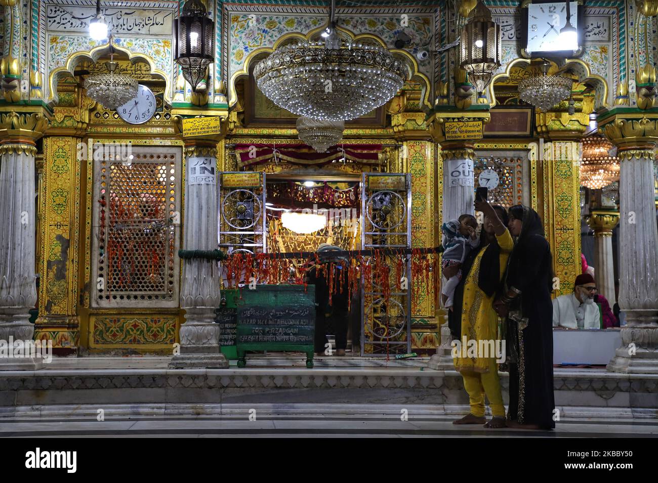 Les dévotés prennent des photos à Hazrat Nizamudin Dargah à New Delhi Inde le 30 novembre 2019 (photo de Nasir Kachroo/NurPhoto) Banque D'Images