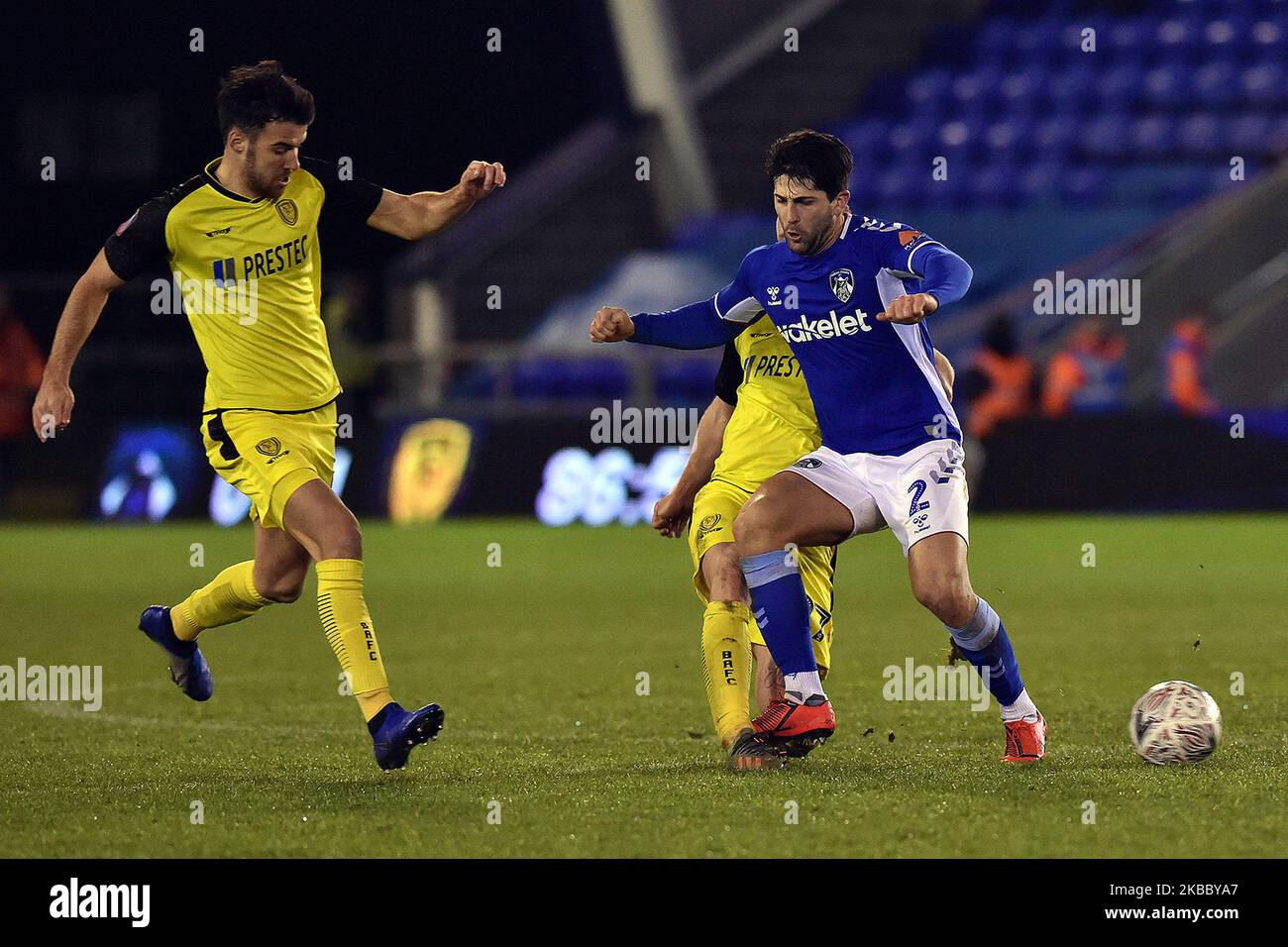 Zak Mills d'Oldham et Liam Boyce de Burton Albion en action lors du match rond de la coupe FA 2nd entre Oldham Athletic et Burton Albion à Boundary Park, Oldham, le samedi 30th novembre 2019. (Photo d'Eddie Garvey/mi News/NurPhoto) Banque D'Images