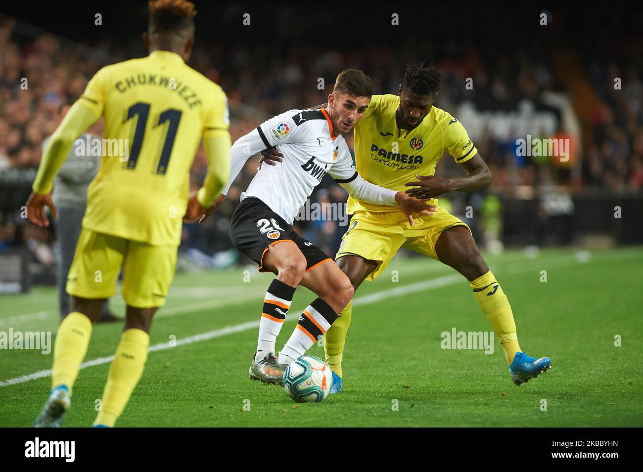 Ferran Torres de Valence et André Frank Zambo Anguissa de Villarreal pendant le match de la Liga Santander entre Valence et Villarreal au stade Mestalla sur 30 novembre 2019 à Valence, Espagne (photo de Maria José Segovia/NurPhoto) Banque D'Images