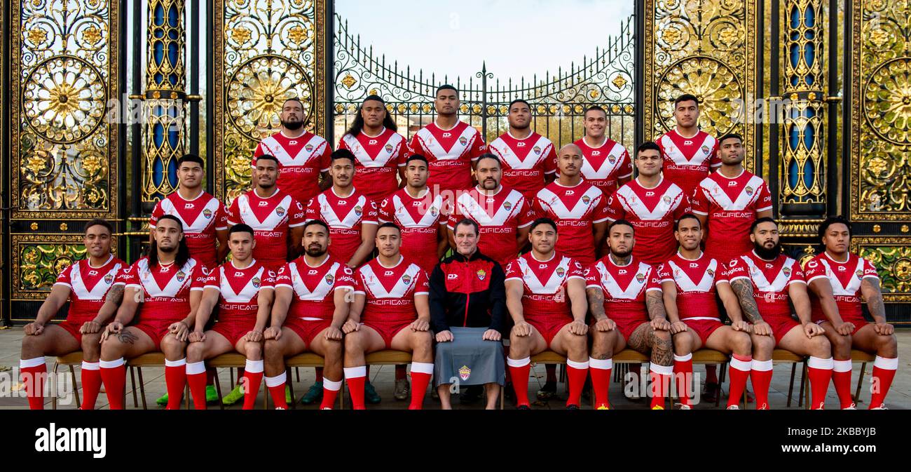 Coupe du monde des Tonga Rugby League photo de l'équipe à l'extérieur de Warrington Golden Gates Banque D'Images