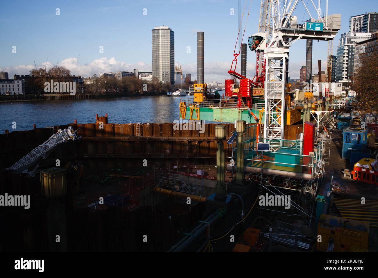 Les travaux se poursuivent sur le tunnel Thames Tideway, connu de manière familière sous le nom de « Sewer », dans une zone fortifiée de la Tamise, à côté du pont Vauxhall à Londres, en Angleterre, sur 30 novembre 2019. Le tunnel de 25km, qui a débuté en 2016 et devrait être achevé en 2024, constitue une importante mise à niveau du réseau d'égouts vieux de 150 ans de Londres, ce qui permet actuellement à d'énormes quantités d'eaux usées brutes de se répandre dans la Tamise chaque année. (Photo de David Cliff/NurPhoto) Banque D'Images
