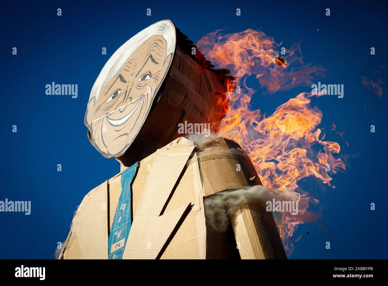 Les manifestants chiliens brûlent une figure de président lors de manifestations contre le gouvernement du président Sebastian Pinera à 29 novembre 2019 à Santiago, au Chili. (Photo par Federico Rotter/NurPhoto) Banque D'Images