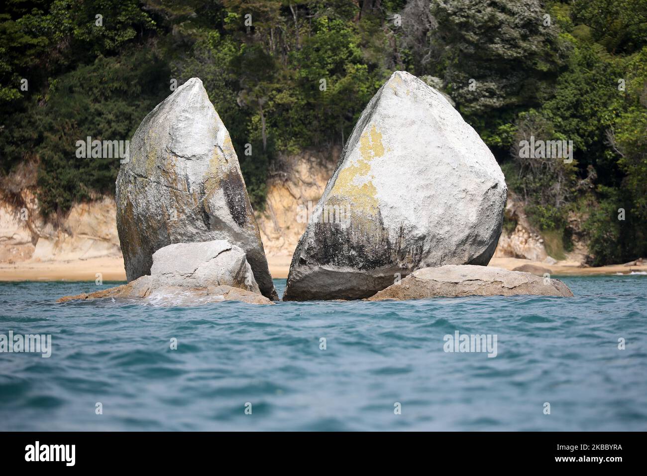 Le rocher de la pomme de Split est vu dans la baie de Tasman, au large de la côte nord de l'île du Sud et près du parc national d'Abel Tasman, en Nouvelle-Zélande, sur 28 novembre 2019. À 22 530 hectares, Abel Tasman est le plus petit parc national de Nouvelle-Zélande. Il est renommé pour ses plages dorées, ses falaises sculptées en granit et son célèbre littoral. (Photo de Sanka Vidanagama/NurPhoto) Banque D'Images