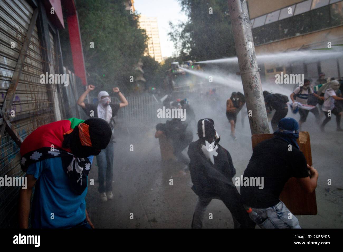 Les manifestants sont pulvérisés par un canon à eau de la police lors d'une manifestation anti-gouvernementale à Santiago, au Chili, au 29 novembre 2019. (Photo par Federico Rotter/NurPhoto) Banque D'Images