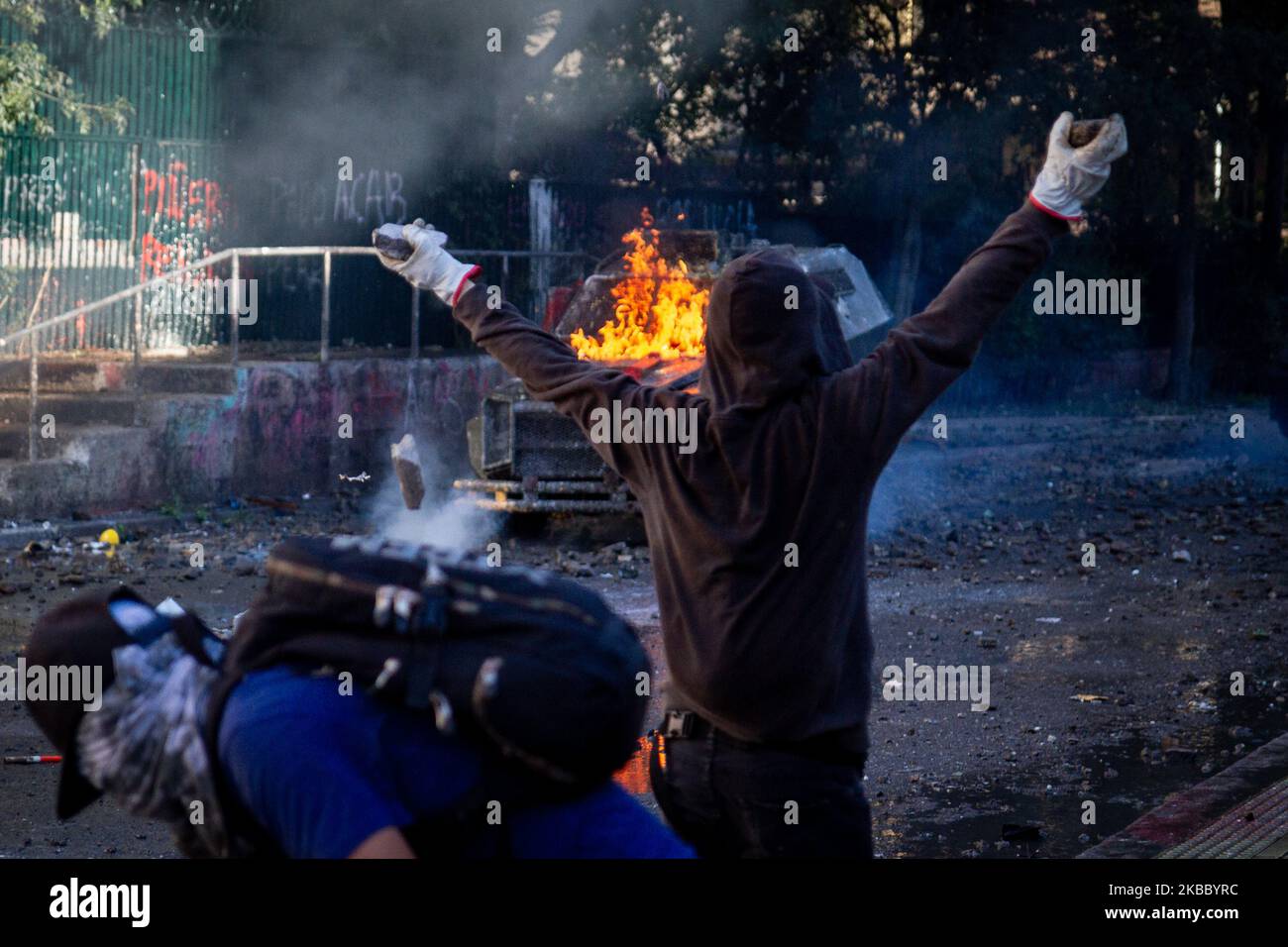 Une voiture blindée est attaquée lors de manifestations contre le gouvernement du président Sebastian Pinera sur 29 novembre 2019 à Santiago, au Chili. (Photo par Federico Rotter/NurPhoto) Banque D'Images