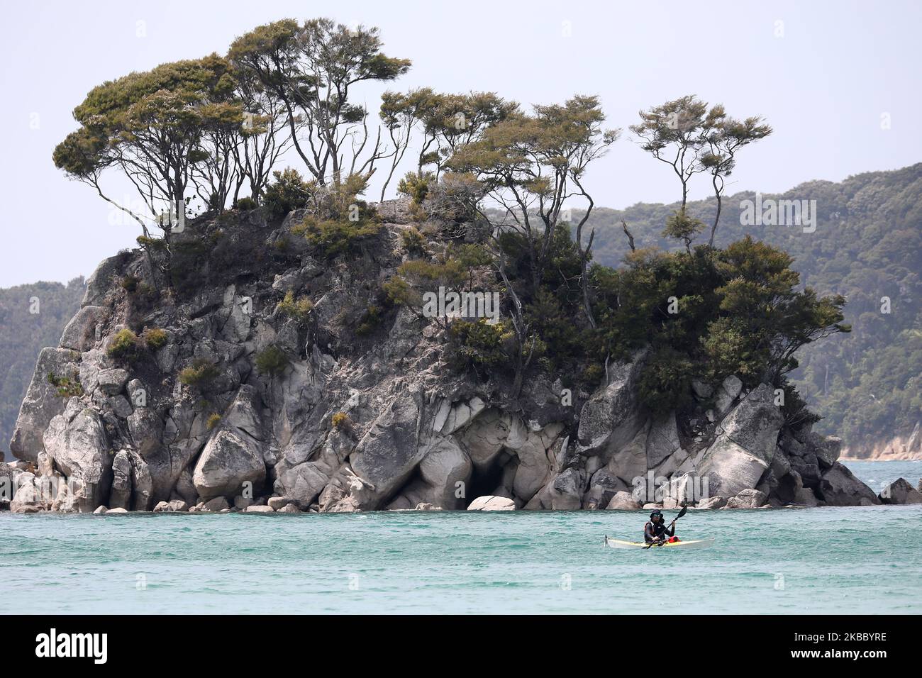 Une pagaie de kayakiste près du parc national d'Abel Tasman dans le sud de l'île de Nouvelle-Zélande sur 28 novembre 2019. À 22 530 hectares, Abel Tasman est le plus petit parc national de Nouvelle-Zélande. Il est renommé pour ses plages dorées, ses falaises sculptées en granit et son célèbre littoral. (Photo de Sanka Vidanagama/NurPhoto) Banque D'Images