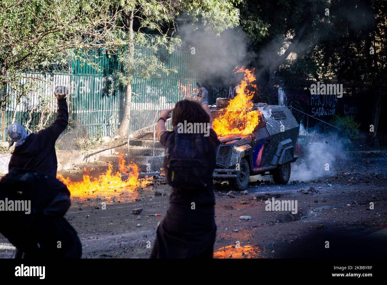 Une voiture blindée est attaquée lors de manifestations contre le gouvernement du président Sebastian Pinera sur 29 novembre 2019 à Santiago, au Chili. (Photo par Federico Rotter/NurPhoto) Banque D'Images