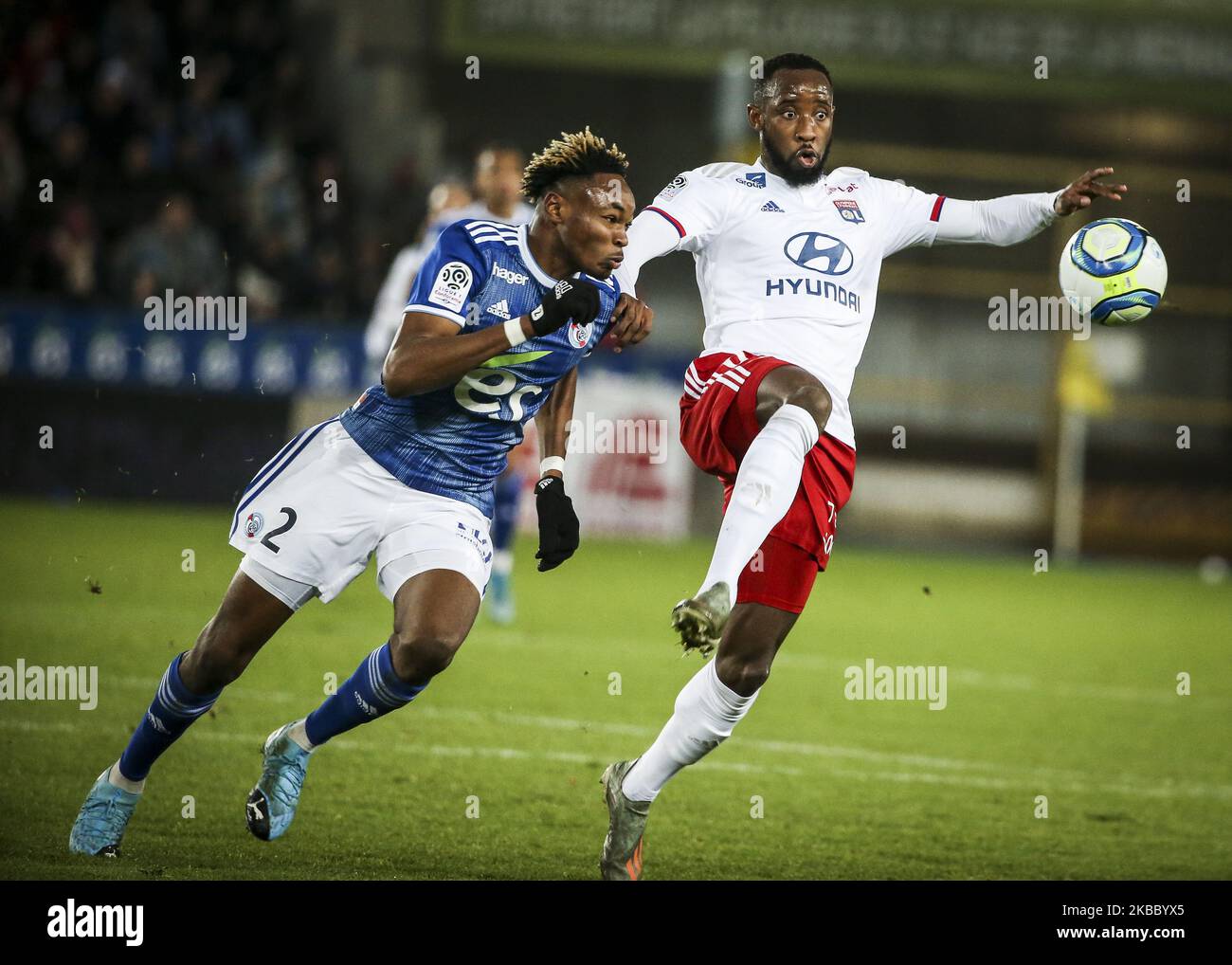 Dembele Moussa (9) et Simakan Mohamed, lors du match de football français L1 entre Strasbourg (RCSA) et Lyon (OL) au stade Meinau à Strasbourg, dans l'est de la France, sur 30 novembre 2019. (Photo par Elyxandro Cegarra/NurPhoto) Banque D'Images