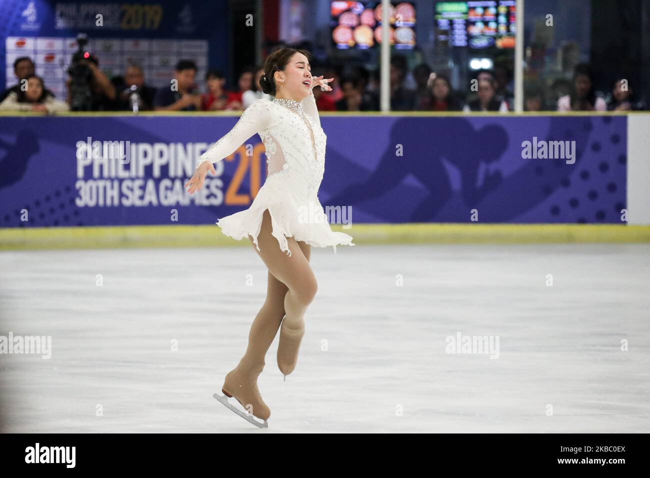 Chloe ing, de Singapour, exécute sa routine lors des Jeux DE LA MER pour le patinage artistique féminin qui se tient à Manille sur 1 décembre 2019. Chloe ing a marqué la médaille d'or, suivie par Allison Pertichetito, des Philippines, pour l'argent, et par Savoka Reda Zahira, de l'Indonésie, pour le bronze. (Photo de George Calvelo/NurPhoto) Banque D'Images