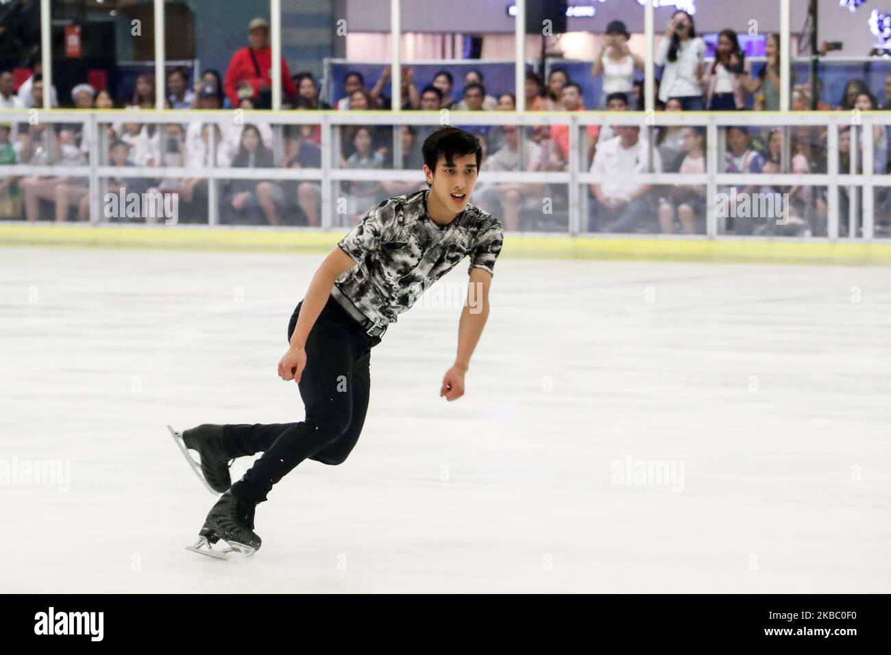 Julian Yee, de Malaisie, effectue sa routine lors des Jeux DE LA MER, en patinage artistique masculin, qui se tient à Manille sur 1 décembre 2019. Julian Yee a marqué l'or, suivi par Christopher Caluza des Philippines pour l'argent, et Micah Kai Lynette de Thaïlande pour le bronze. (Photo de George Calvelo/NurPhoto) Banque D'Images