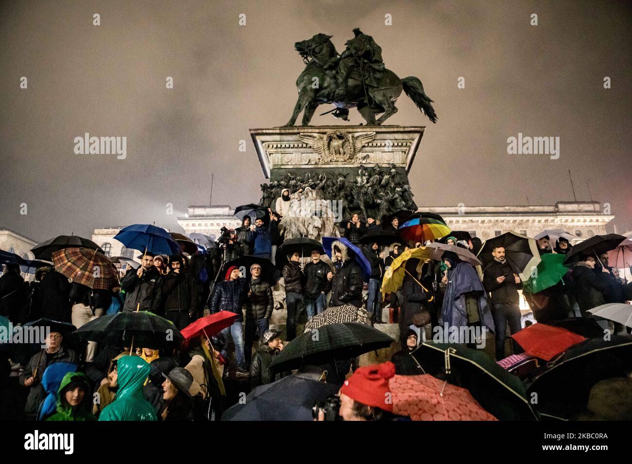 Le mouvement sarde, qui dans toute l'Italie proteste contre l'ancien ministre Matteo Salvini, proteste devant la cathédrale de Milan, sur 01 décembre 2019. Le mouvement, né de Roberto Morotti, Giulia Trapoloni et Andrea Garreffa, est né dans l'opposition à la campagne électorale à Bologne de la Ligue de Matteo Salvini pour s'assurer qu'ils sont plus nombreux que les participants de la Lega. (Photo par Mairo Cinquetti/NurPhoto) Banque D'Images