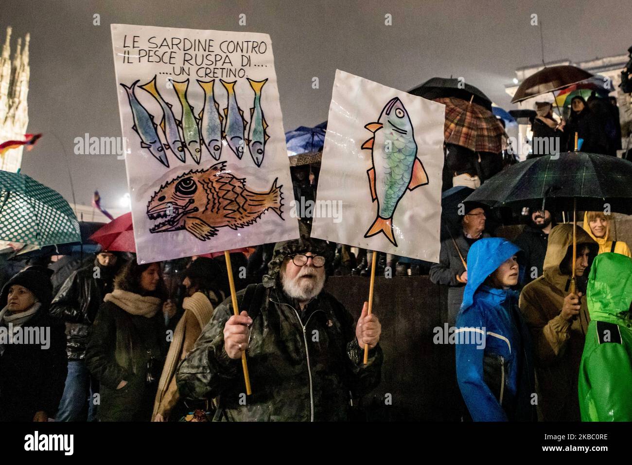 Le mouvement sarde, qui dans toute l'Italie proteste contre l'ancien ministre Matteo Salvini, proteste devant la cathédrale de Milan, sur 01 décembre 2019. Le mouvement, né de Roberto Morotti, Giulia Trapoloni et Andrea Garreffa, est né dans l'opposition à la campagne électorale à Bologne de la Ligue de Matteo Salvini pour s'assurer qu'ils sont plus nombreux que les participants de la Lega. (Photo par Mairo Cinquetti/NurPhoto) Banque D'Images