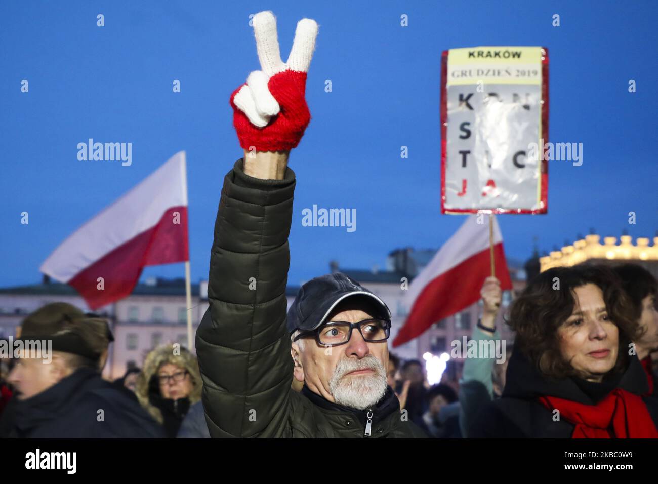 Les gens manifestent sur la place principale lors d'une manifestation anti-gouvernementale en faveur de la liberté judiciaire. Cracovie, Pologne, le 1 décembre 2019. Les manifestants se sont rassemblés dans de nombreuses villes polonaises pour exprimer leur solidarité avec le juge Pawel Juszczyszyn qui a été suspendu la semaine dernière pour avoir remis en question les réformes judiciaires du parti au pouvoir. (Photo de Beata Zawrzel/NurPhoto) Banque D'Images