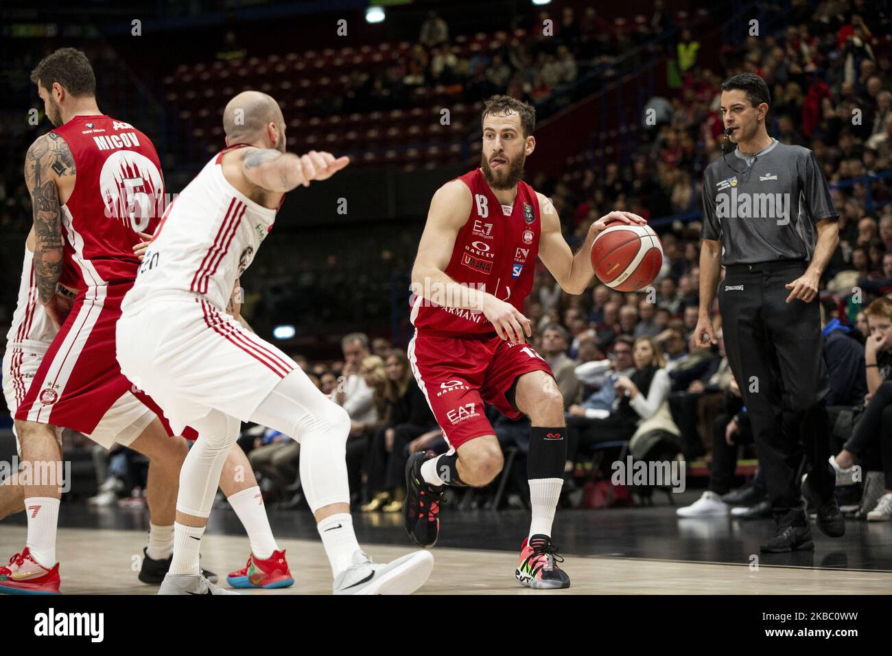 Sergio Rodriguez (#13 AX Armani Exchange Milano) en action pendant le match de la ligue italienne de basket-ball de la saison régulière de la LBA 11 de 2019/2020 entre AX Armani Exchange Milan et Grissin bon Reggio Emilia au Forum de Mediolanum sur 1 décembre 2019 à Assago Milan, Italie. (Photo de Roberto Finizio/NurPhoto) Banque D'Images