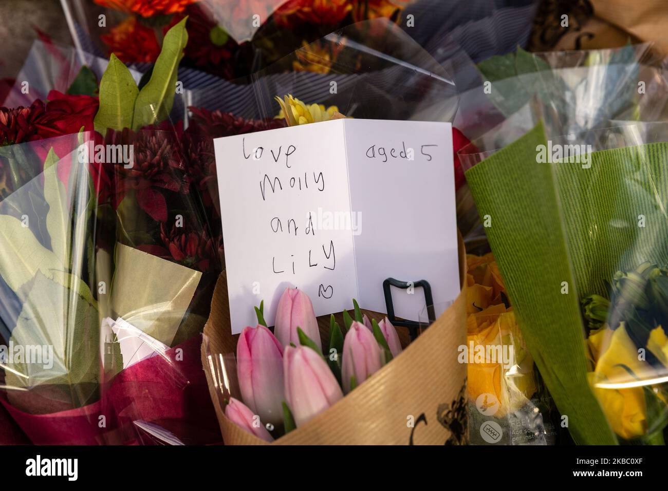 Les membres du public laissent des fleurs et des notes de Au revoir sur la scène de l'attaque terroriste du pont de Londres de 29 novembre 2019 à Londres, Angleterre, 1 décembre 2019. Après trois jours d'enquête, le London Bridge reste fermé et le nombre de forces de police regarde le site. Deux personnes ont été tuées dans l'attaque et un certain nombre ont été blessées. (Photo par Dominika Zarzycka/NurPhoto) Banque D'Images